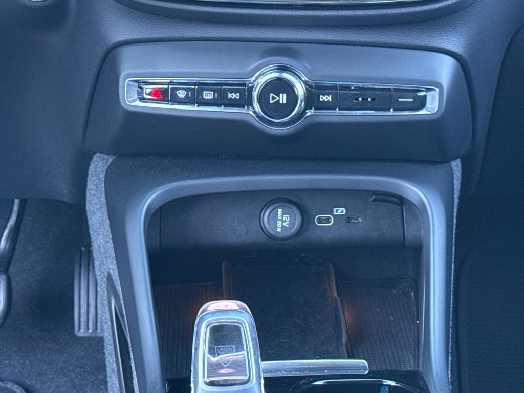 2024 Volvo XC40 Plus Dark Theme