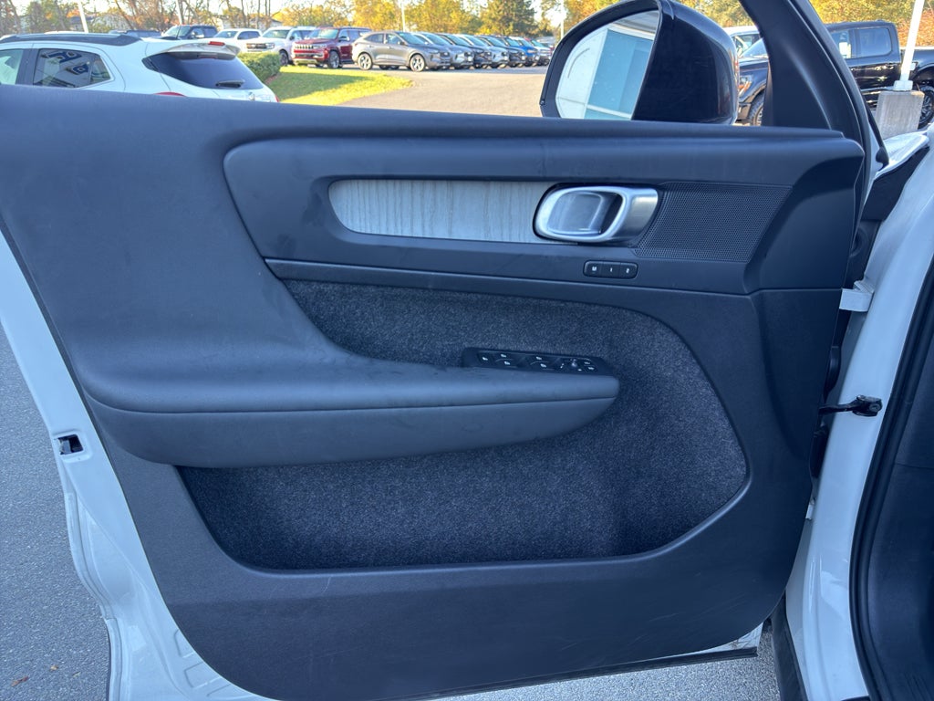 2024 Volvo XC40 Plus Dark Theme