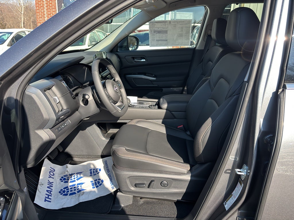 2025 Nissan Pathfinder SL